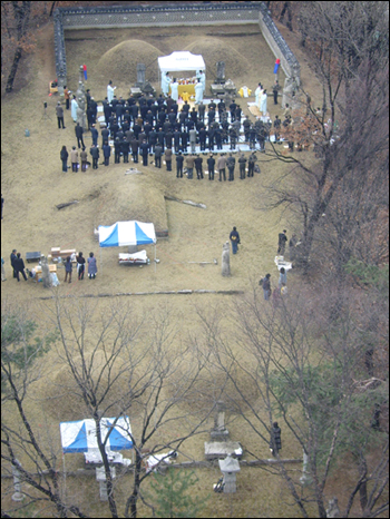 연산군 묘역은 연산군과 신씨 묘(위). 후궁 궁주 조씨묘(중간) 휘순공주 내외 쌍묘(아래) 등 5기가 있다. 이날 연산군 제사를 지낸 후 후궁  조씨, 휘순공주 내외 제사도 지냈다. 